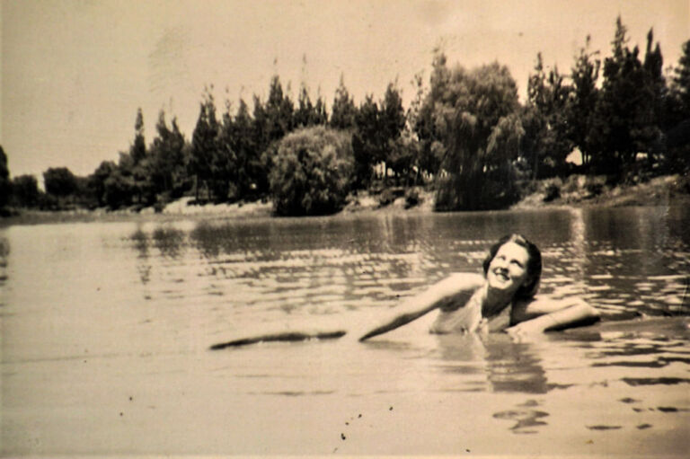 amanda nadando en el lago 768x511